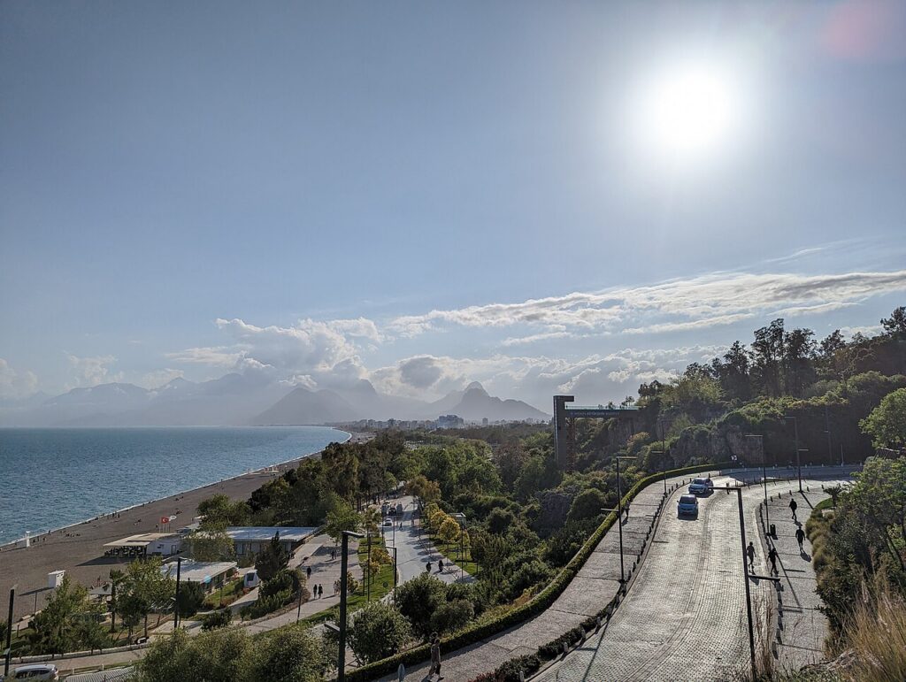 Konyaaltı Plajı ve arkasında Beydağları