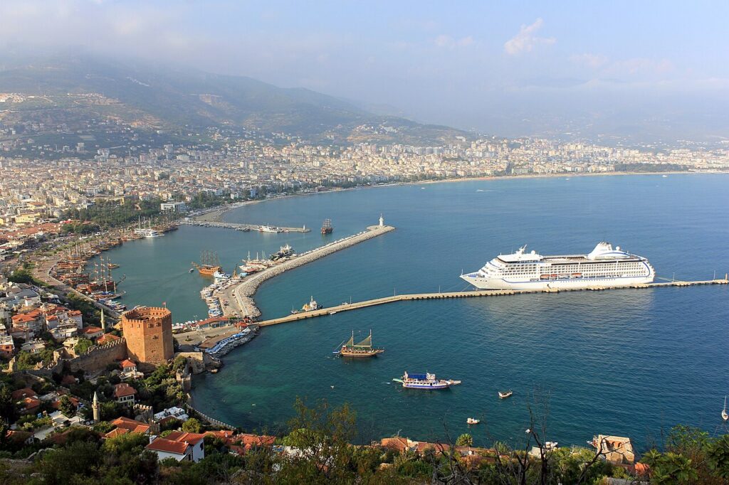 Alanya Kalesi'nden şehir ve liman manzarası