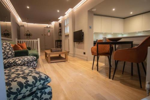 Deluxe One-Bedroom Apartment - Garden View