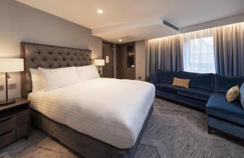 1 Queen Bed Premium with Jetted Bath