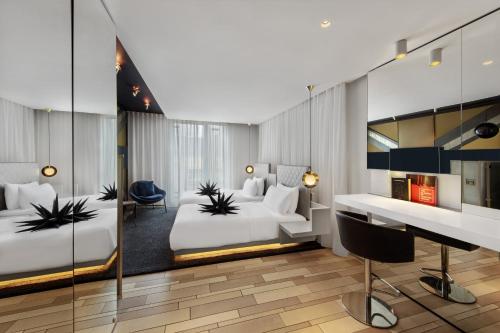 Superior Guest Room with Two Twin Beds - Mid Floor