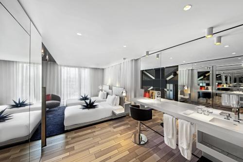 Deluxe Guest room with with Two Twin Beds - High Floor