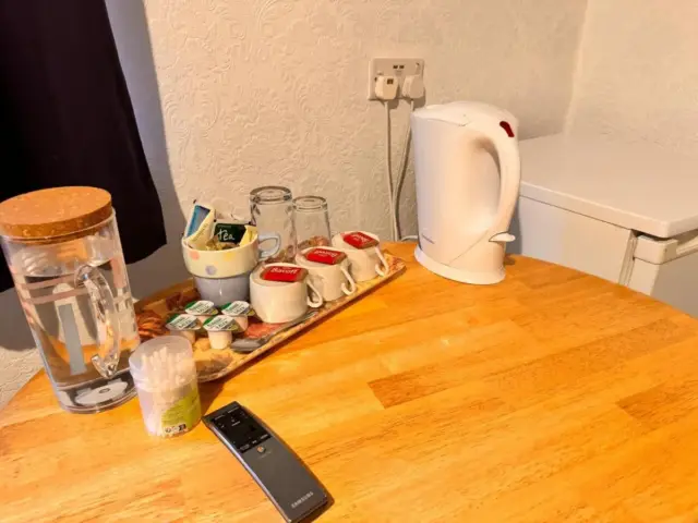 All Seasons Gatwick Guest House & Parking