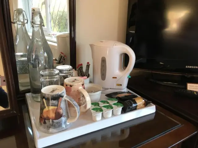 Trumbles Gatwick B&B, Peaceful Stay with Parking & Easy Airport Access