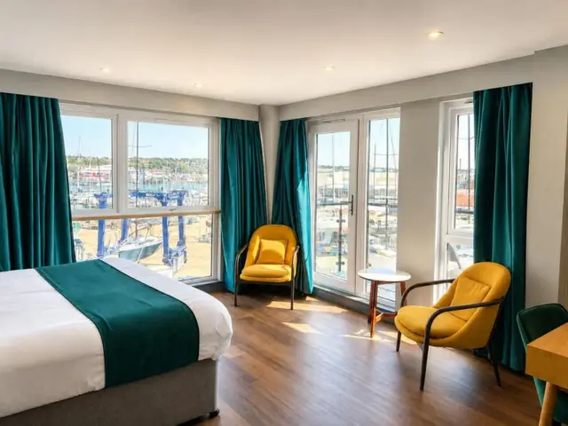 Pinnacle Suites Hotel
