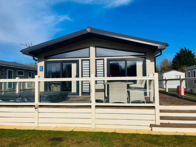 Alder Lodge with Hot Tub