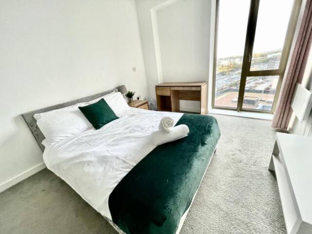 Beautiful Canal view Ensuite rooms with shared spacious living room and kitchen