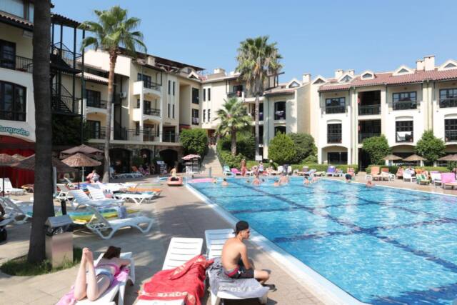 Club Turquoise Apart