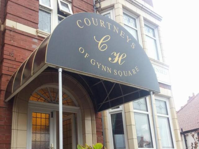 Courtneys Of Gynn Square