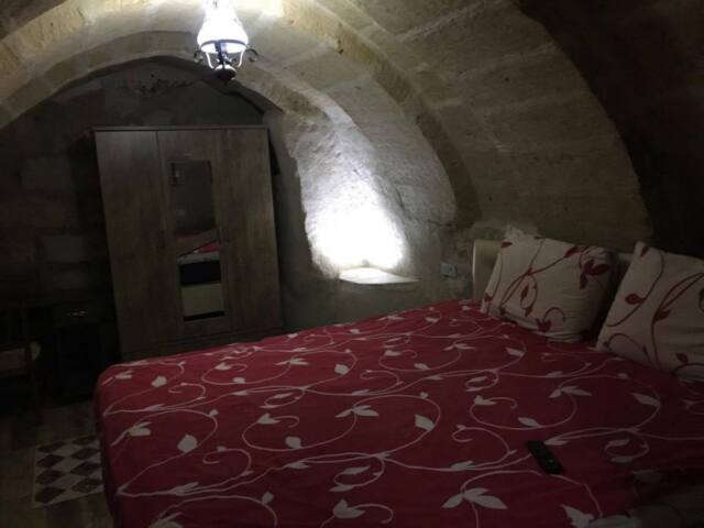 Emir Cave Apart