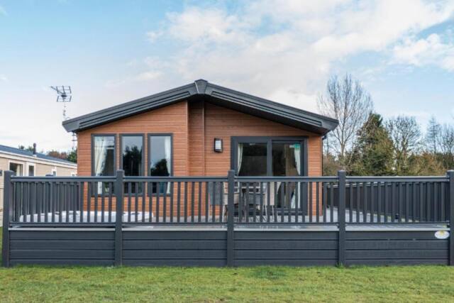 Lilac Lodge with Hot Tub