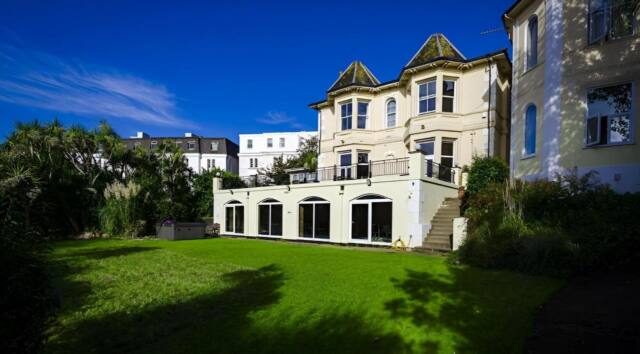 OYO Crofton House Hotel