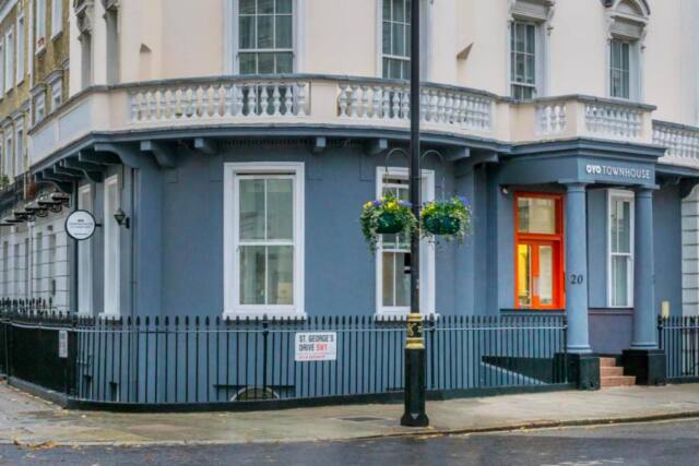 OYO Townhouse New England Victoria