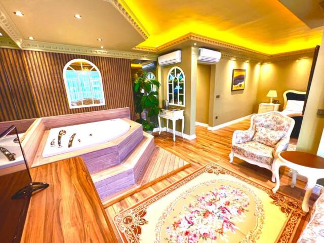 REAL KiNG SUiT HOTEL