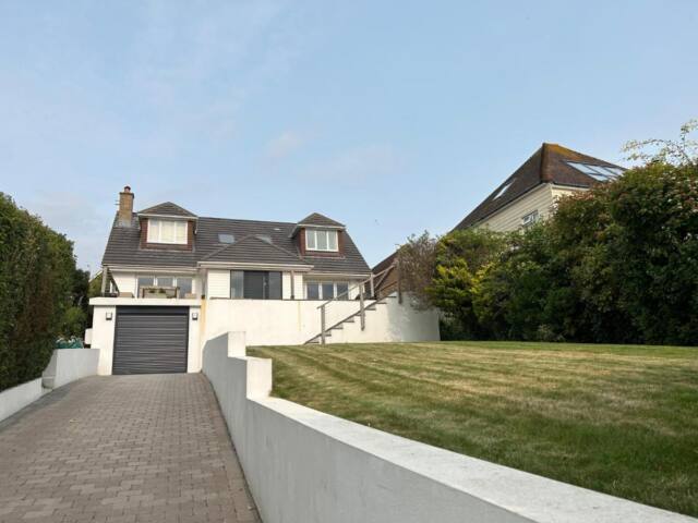 Sanctuary by the Sea with large room including lounge, bathroom, direct garden access & free parking