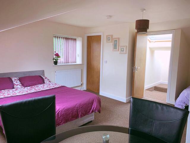 Spacious Double Bedroom in a Shared House with Private Ensuite