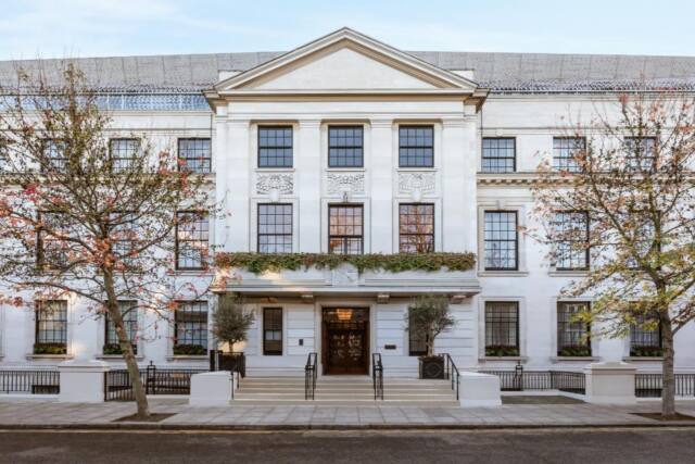 Town Hall Hotel & Apartments