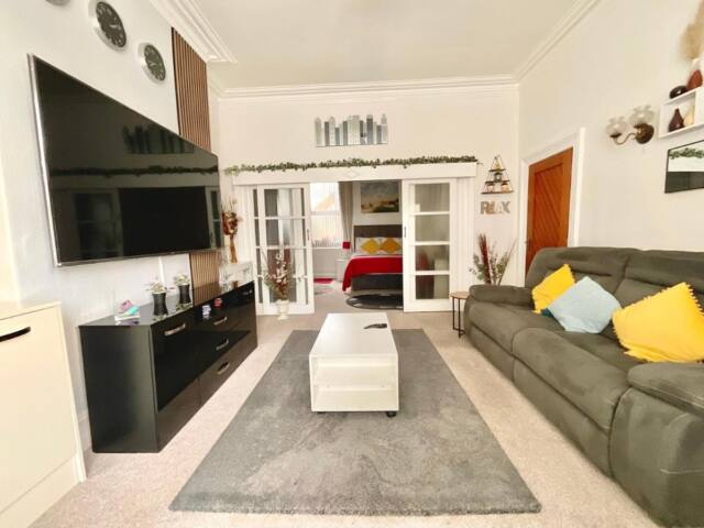 Victoria House – Self Catering Quiet Guesthouse – Adult Singles and Couples Only