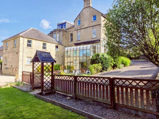 Wentworth House – Free Parking