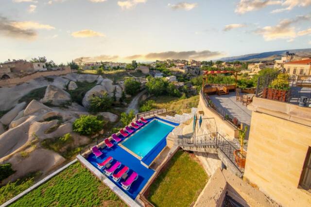 World Cave House – Hotel & Swimming Pool