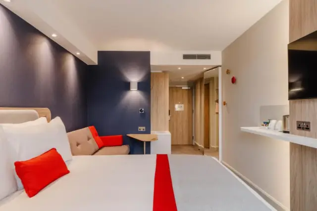 Standard Queen Room with Sofa Bed and CIty View - Free Hot Breakfast