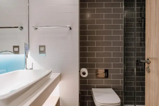 Standard Queen Room with Free Hot Breakfast