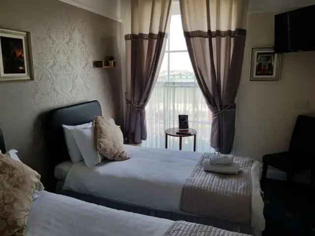 Twin Room with Shared Shower and Toilet No.7