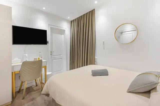 Deluxe Room with Sky Window