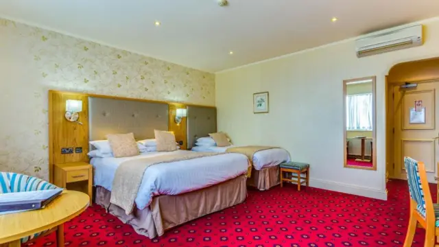 Twin or Family Room with Seaview