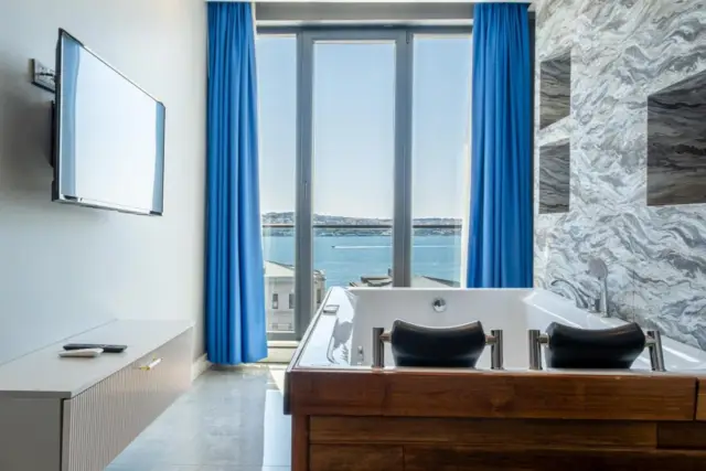 Comfort Suite with King Size Bed, Sea View