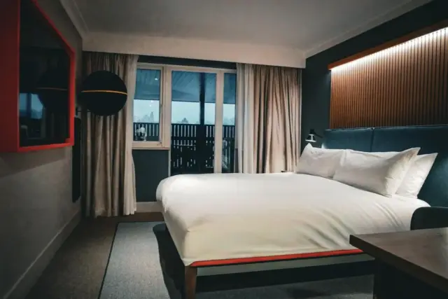 Club Room with Balcony (FREE PARKING, GYM & POOL ACCESS)