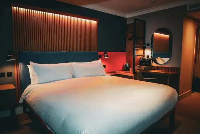 CLUB ROOM (FREE PARKING, GYM & POOL ACCESS)