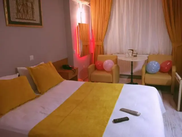 غرفة قياسية بسريرين منفصلين