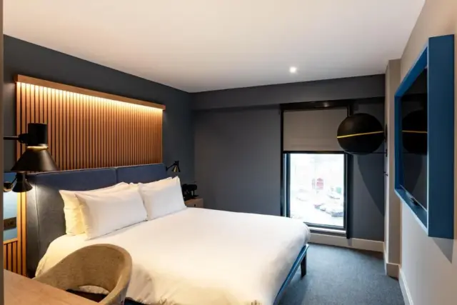 CLUB ROOM (FREE PARKING, GYM & POOL ACCESS)