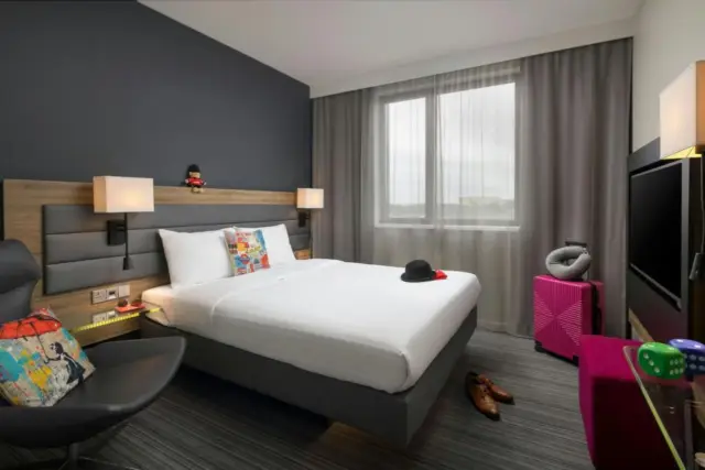 Moxy Queen Room