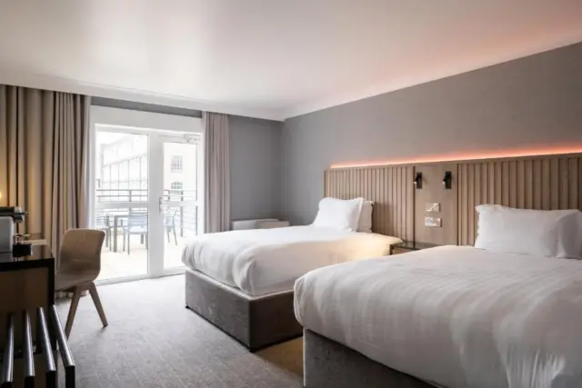 Deluxe Twin Suite, 2 Double Beds, Balcony, Quay View