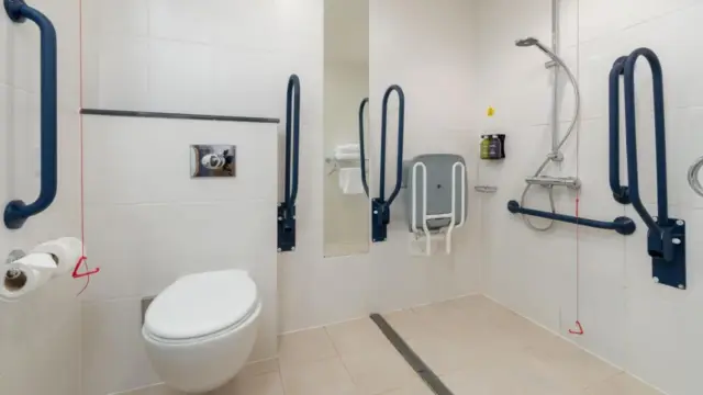 Standard Twin Room with Free Hot Breakfast - Accessible