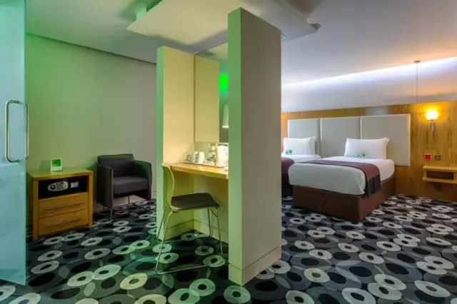 Standard Room with Two Single Beds - Accessible