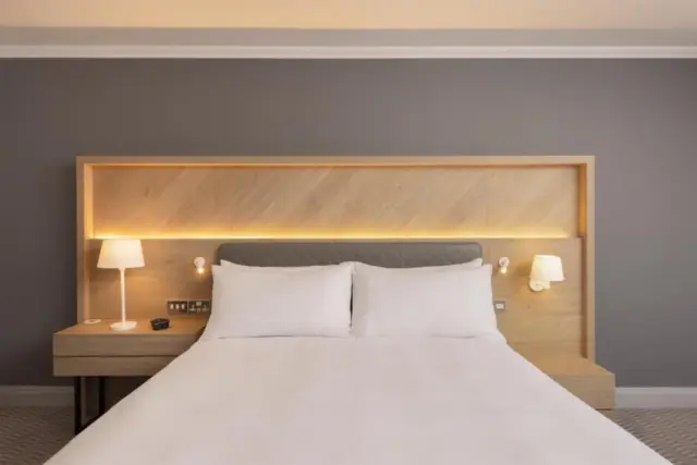 Five Feet to Fitness Queen Room