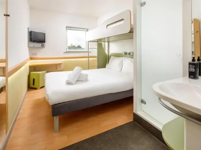 Standard room with One Double and One Single Beds