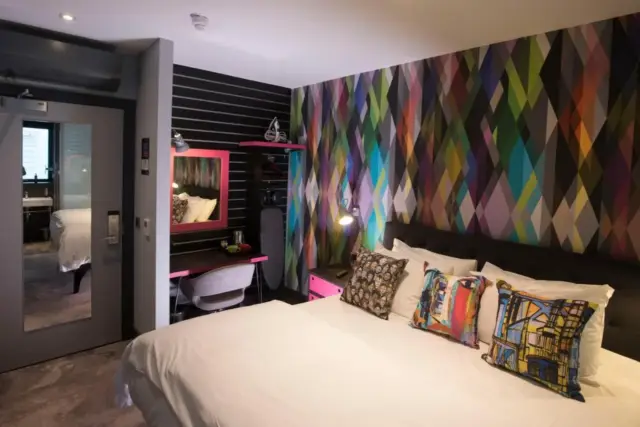 CLUB ROOM (FREE PARKING, GYM & POOL ACCESS)