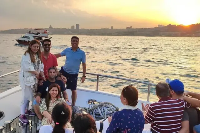 Rehberli Lüks Yat Gün Batımı Turu: Boğaz’da İkramlı Gezi
