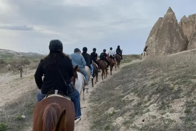 جولة ركوب الخيل عند الغروب في وديان كابادوكيا
