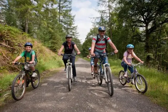 Sheffield Bike Adventure – Explore the City or Famous Landscapes
