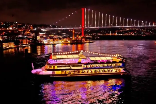 Özel Masalı Boğaz Akşam Yemeği: Türk Gecesi Gösterisi ile 3 Saat