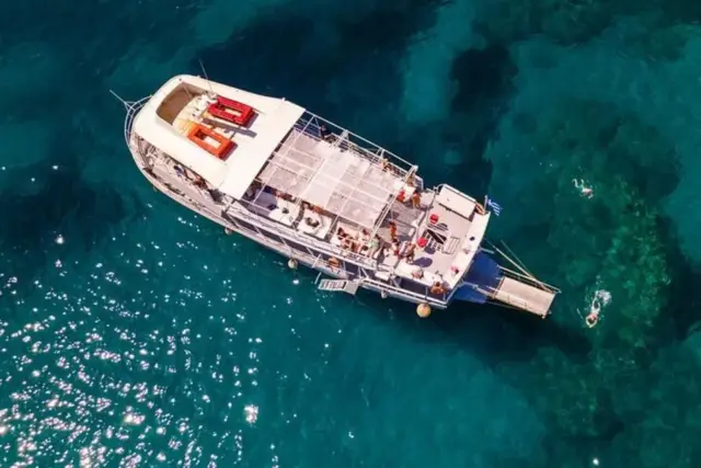 Rodos Körfezi’nden Körfez’e Yüzme Turu – Şarap dahil Yunan Büfesi