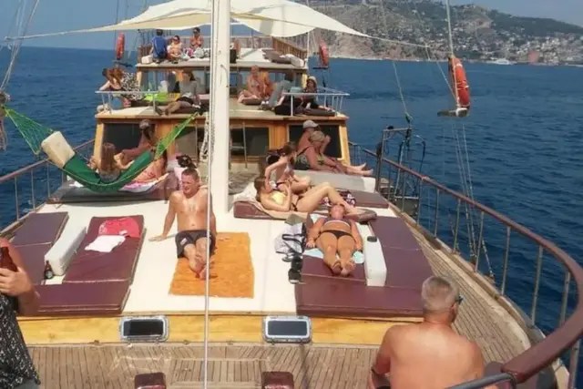 Öğle Yemeği ve Ücretsiz Alkolsüz İçeceklerle Alanya Dinlendirici Tekne Turu