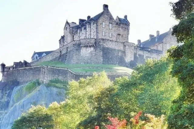 Edinburgh Castle Guided Walking Tour – Entry Tickets Included