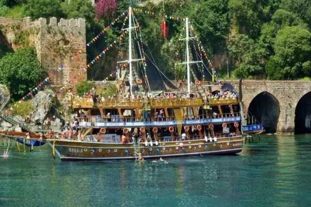 Antalya Şelaleler ve Tekne Turu: İki Şelale, 1 Saatlik Tekne ve Kaleiçi