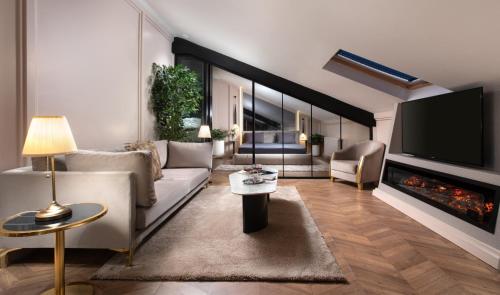 Executive Penthouse Suite with Fireplace & Bathtub